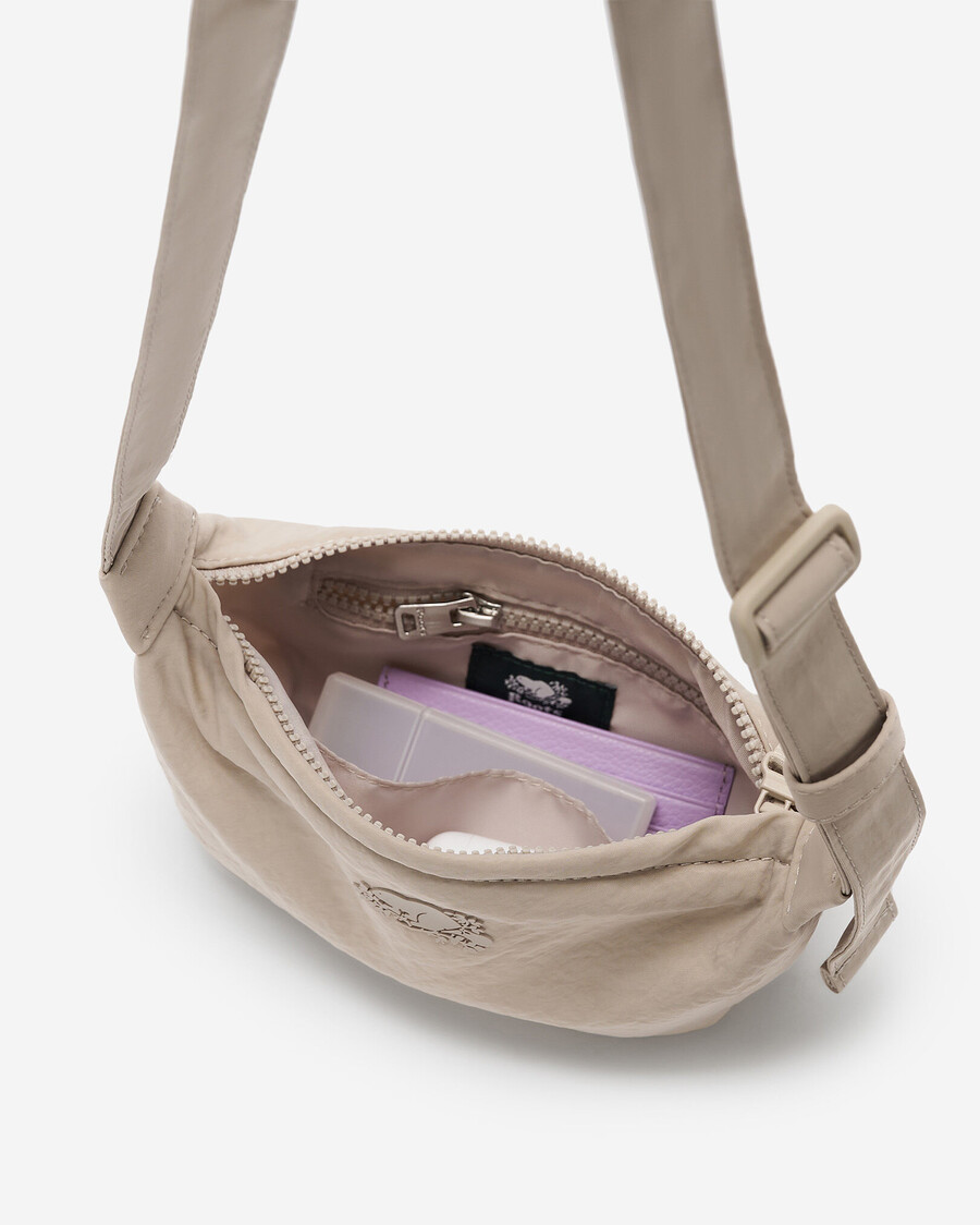 petit sac en nylon en forme de croissant